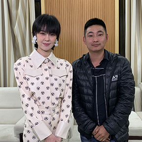 郁可唯與經紀人李志合影